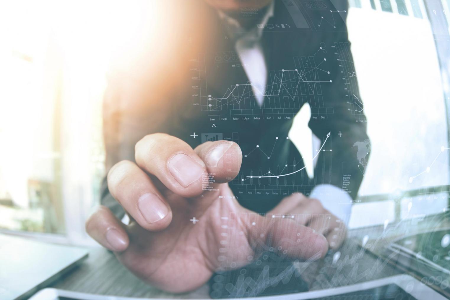 Estudiante trabajando en optimización móvil